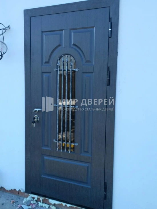 Входная дверь с остеклением - фото